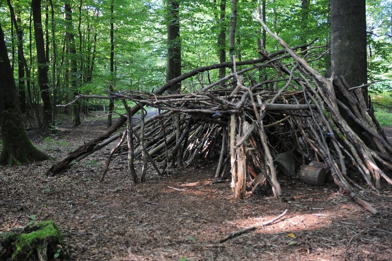 Eine von Kindern aus Ästen gebaute Hütte auf dem Gelände der Waldkita